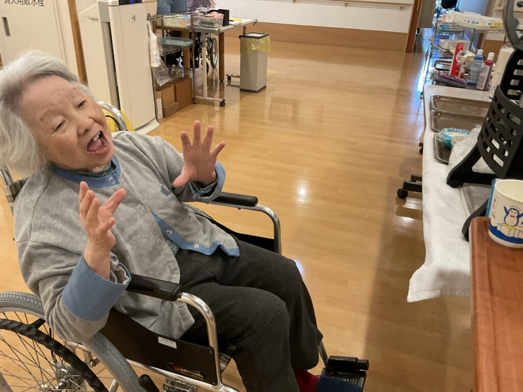かき氷機に驚く入居者様