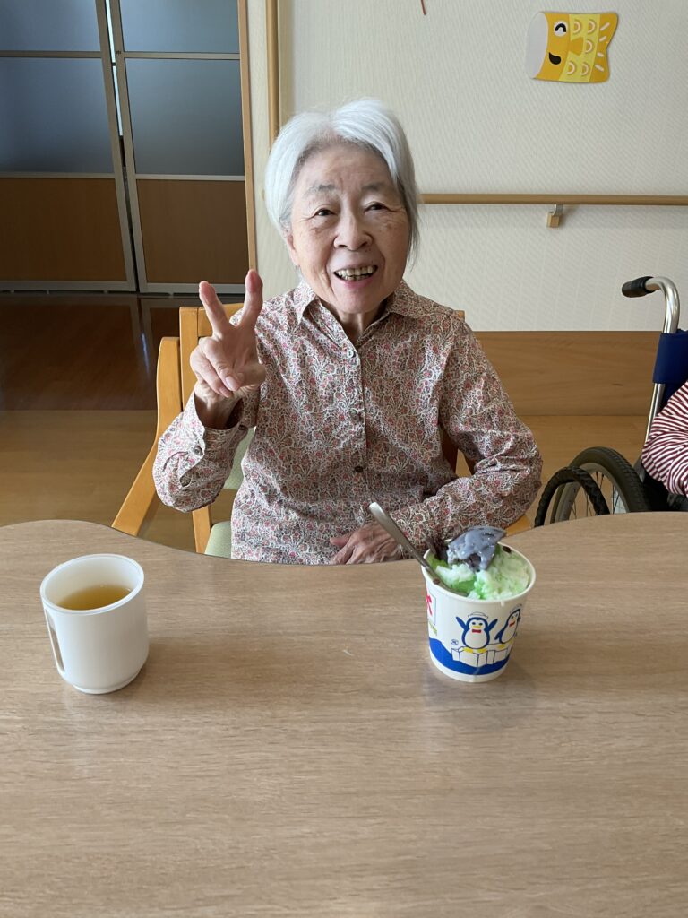 かき氷と一緒にピース!
